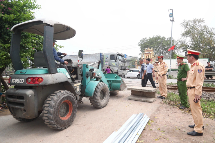 Phú Xuyên phối hợp thực hiện đóng các lối đi tự mở cắt ngang tuyến đường sắt Bắc - Nam- Ảnh 1.