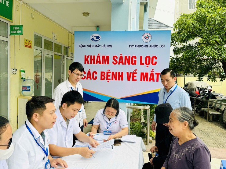 Tổ chức khám sàng lọc các bệnh về mắt, hưởng ứng Ngày Sức khỏe toàn dân 07/4- Ảnh 3.