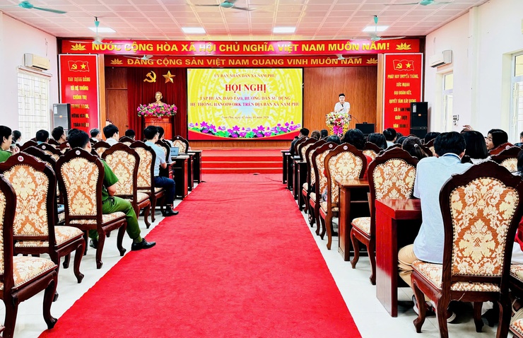 Xã Nam Phù tập huấn sử dụng không gian làm việc số “HanoiWork” cho cán bộ, công chức, viên chức- Ảnh 1.