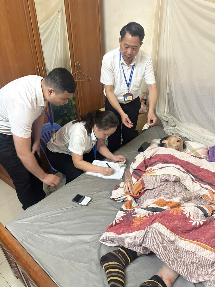 Tổ xung kích tại điểm Điểm hỗ trợ dịch vụ công phường Phú Diễn, thành phố Hà Nội đưa dịch vụ công đến gần hơn với người dân, đặc biệt là các đối tượng yếu thế- Ảnh 1.