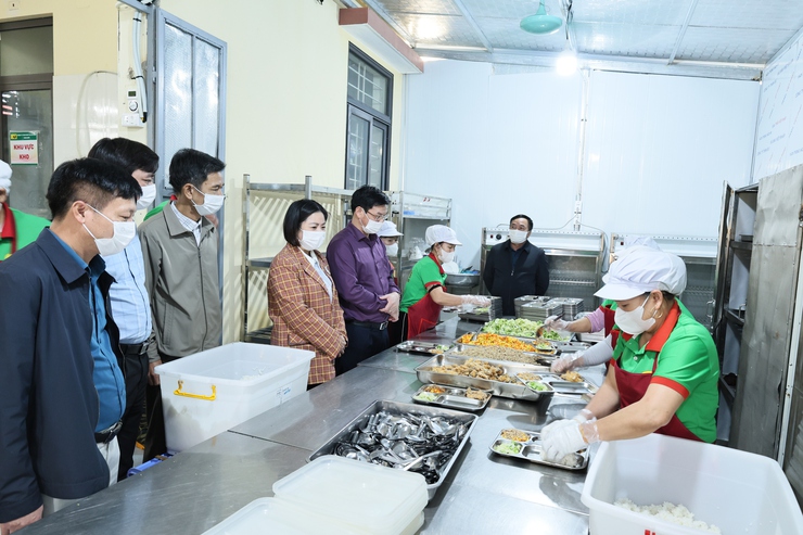 Quảng Bị tăng cường kiểm tra, giám sát bữa ăn bán trú cho học sinh- Ảnh 1.