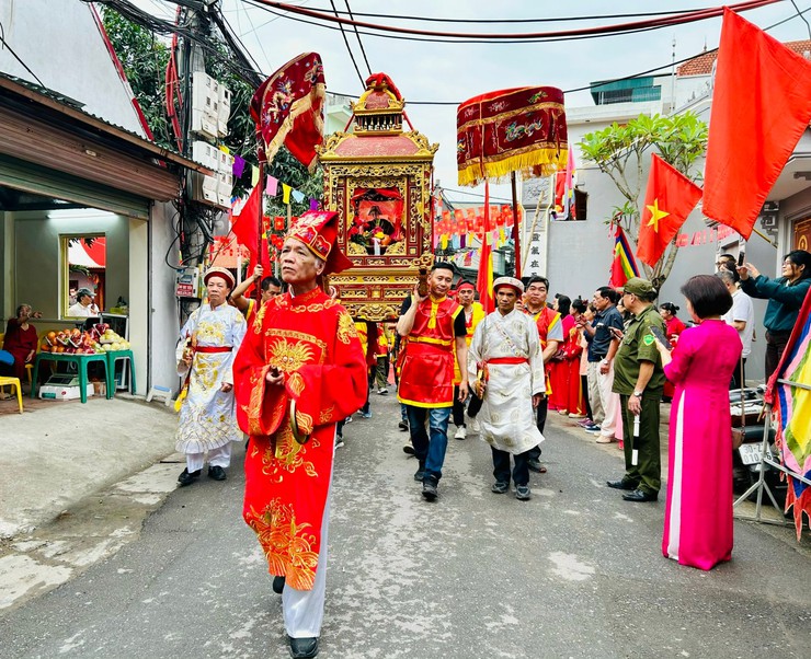 Ấn tượng nghi thức rước cấp thủy lễ hội đình làng Nam Dư Hạ, phường Hoàng Mai- Ảnh 2.