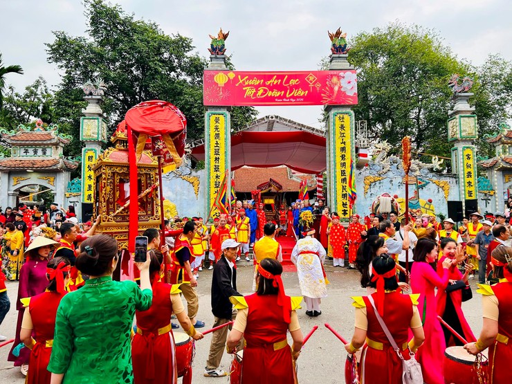 Ấn tượng nghi thức rước cấp thủy lễ hội đình làng Nam Dư Hạ, phường Hoàng Mai- Ảnh 3.