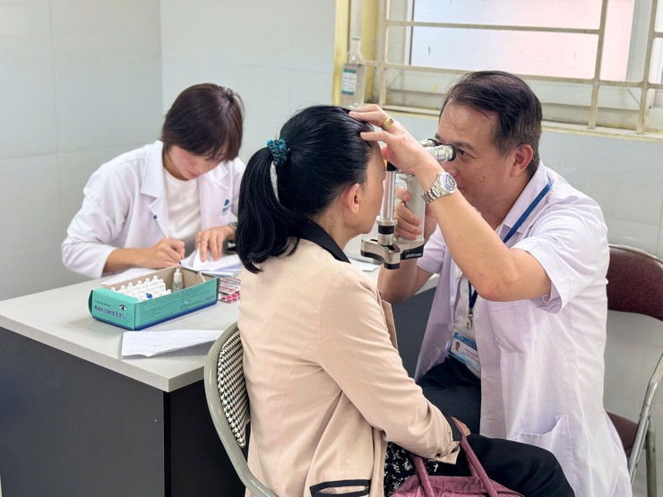 Tổ chức khám sàng lọc các bệnh về mắt, hưởng ứng Ngày Sức khỏe toàn dân 07/4- Ảnh 4.