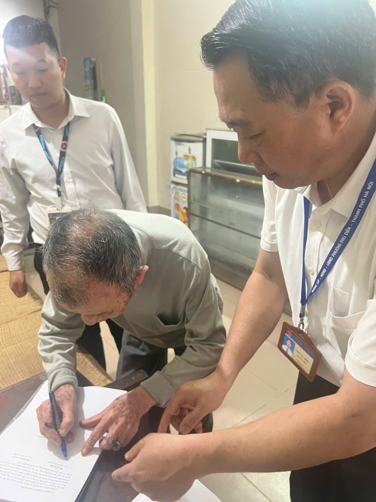 Tổ xung kích tại điểm Điểm hỗ trợ dịch vụ công phường Phú Diễn, thành phố Hà Nội đưa dịch vụ công đến gần hơn với người dân, đặc biệt là các đối tượng yếu thế- Ảnh 2.