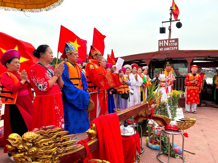 Ấn tượng nghi thức rước cấp thủy lễ hội đình làng Nam Dư Hạ, phường Hoàng Mai- Ảnh 4.