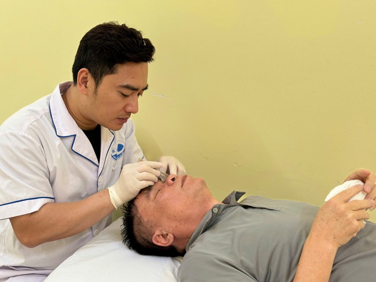 Tổ chức khám sàng lọc các bệnh về mắt, hưởng ứng Ngày Sức khỏe toàn dân 07/4- Ảnh 2.