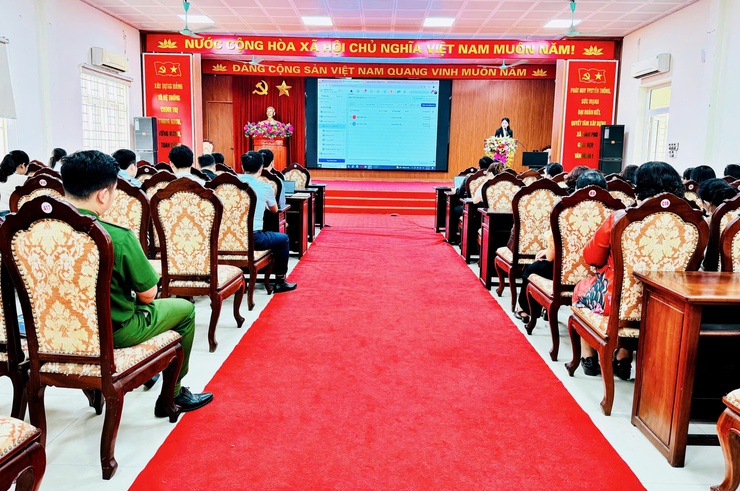 Xã Nam Phù tập huấn sử dụng không gian làm việc số “HanoiWork” cho cán bộ, công chức, viên chức- Ảnh 3.