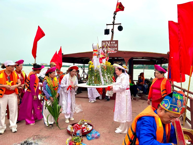 Ấn tượng nghi thức rước cấp thủy lễ hội đình làng Nam Dư Hạ, phường Hoàng Mai- Ảnh 6.