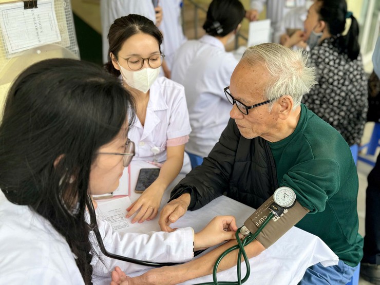 Tổ chức khám sàng lọc các bệnh về mắt, hưởng ứng Ngày Sức khỏe toàn dân 07/4- Ảnh 1.