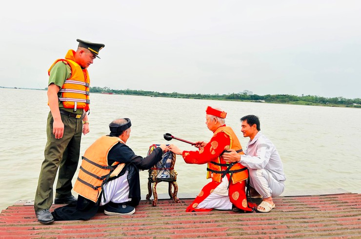 Ấn tượng nghi thức rước cấp thủy lễ hội đình làng Nam Dư Hạ, phường Hoàng Mai- Ảnh 5.