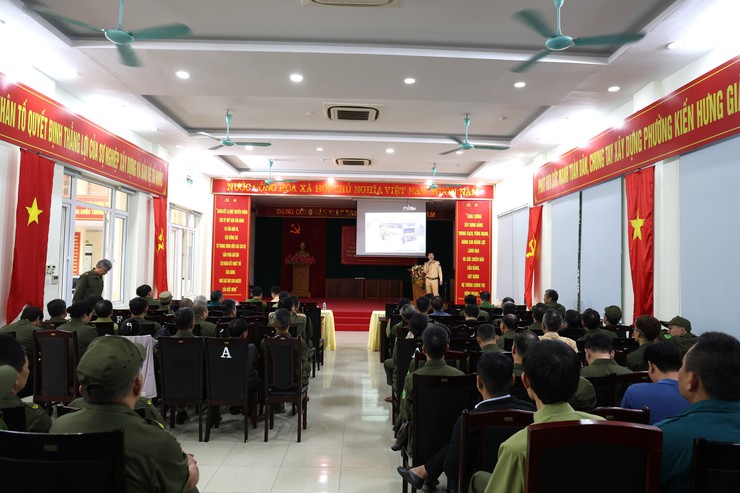 Phường Kiến Hưng tập huấn kỹ năng điều khiển, phân luồng giao thông đối với lực lượng an ninh cơ sở- Ảnh 1.