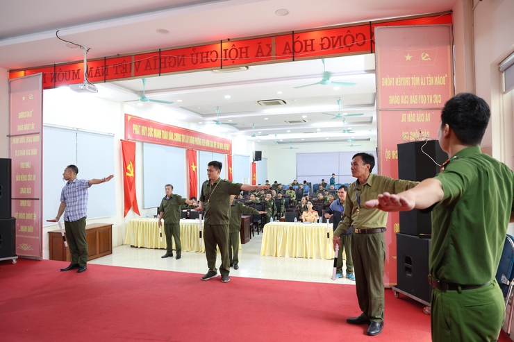 Phường Kiến Hưng tập huấn kỹ năng điều khiển, phân luồng giao thông đối với lực lượng an ninh cơ sở- Ảnh 2.