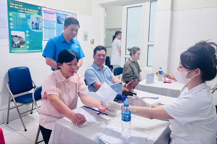 LAN TỎA NGHĨA TÌNH CÔNG ĐOÀN QUA CHƯƠNG TRÌNH KHÁM SỨC KHỎE MIỄN PHÍ- Ảnh 1.