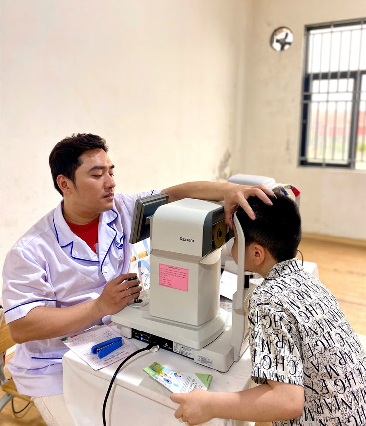 HÀNH TRÌNH CHĂM SÓC "CỬA SỔ TÂM HỒN" TẠI TIỂU HỌC VĂN CHƯƠNG- Ảnh 1.