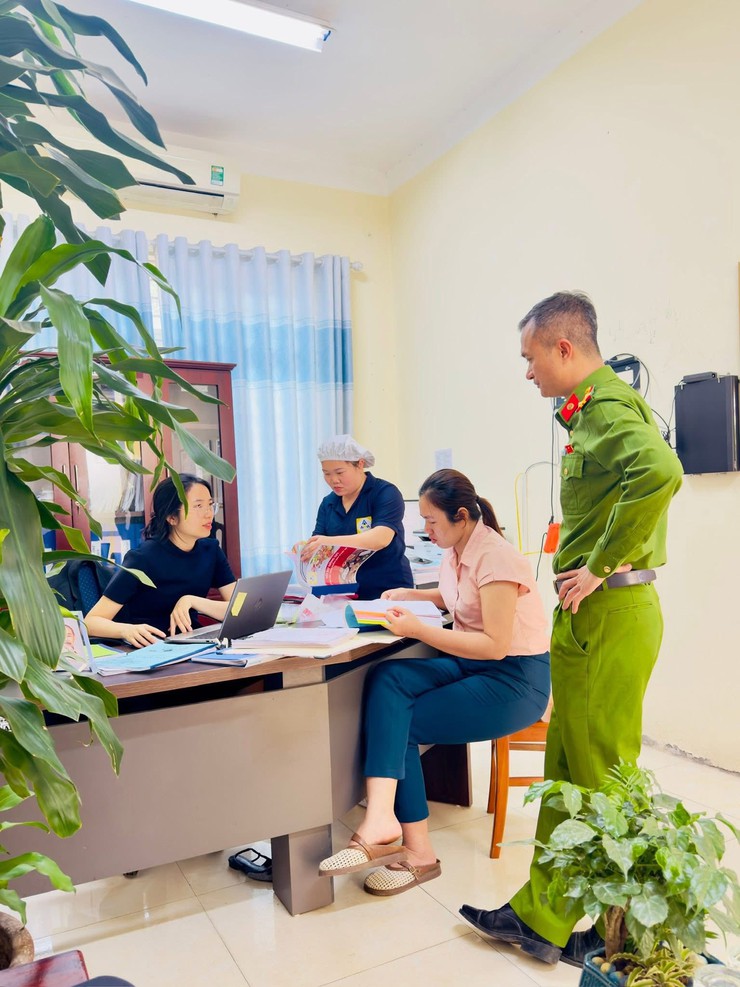 TĂNG CƯỜNG KIỂM TRA, GIÁM SÁT AN TOÀN THỰC PHẨM TẠI BẾP ĂN TRƯỜNG HỌC - QUYẾT KHÔNG ĐỂ THỰC PHẨM BẨN LEN LỎI- Ảnh 2.