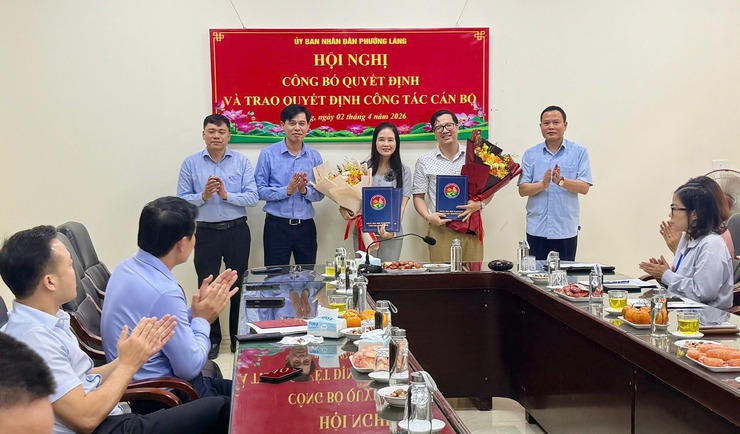 PHƯỜNG LÁNG TỔ CHỨC HỘI NGHỊ CÔNG BỐ CÁC QUYẾT ĐỊNH VỀ CÔNG TÁC CÁN BỘ VÀ TỔ CHỨC BỘ MÁY- Ảnh 3.