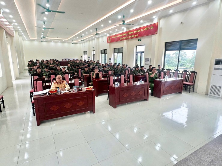 Công an xã Phượng Dực tổ chức tập huấn nâng cao kỹ năng đảm bảo TTATGT- Ảnh 1.