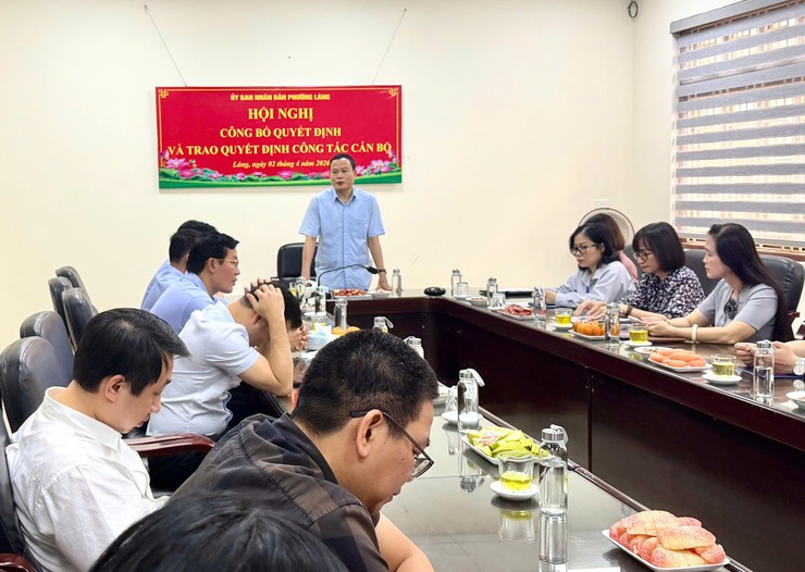 PHƯỜNG LÁNG TỔ CHỨC HỘI NGHỊ CÔNG BỐ CÁC QUYẾT ĐỊNH VỀ CÔNG TÁC CÁN BỘ VÀ TỔ CHỨC BỘ MÁY- Ảnh 1.