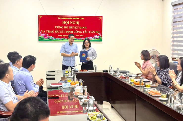 PHƯỜNG LÁNG TỔ CHỨC HỘI NGHỊ CÔNG BỐ CÁC QUYẾT ĐỊNH VỀ CÔNG TÁC CÁN BỘ VÀ TỔ CHỨC BỘ MÁY- Ảnh 4.