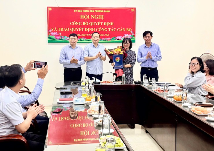 PHƯỜNG LÁNG TỔ CHỨC HỘI NGHỊ CÔNG BỐ CÁC QUYẾT ĐỊNH VỀ CÔNG TÁC CÁN BỘ VÀ TỔ CHỨC BỘ MÁY- Ảnh 2.