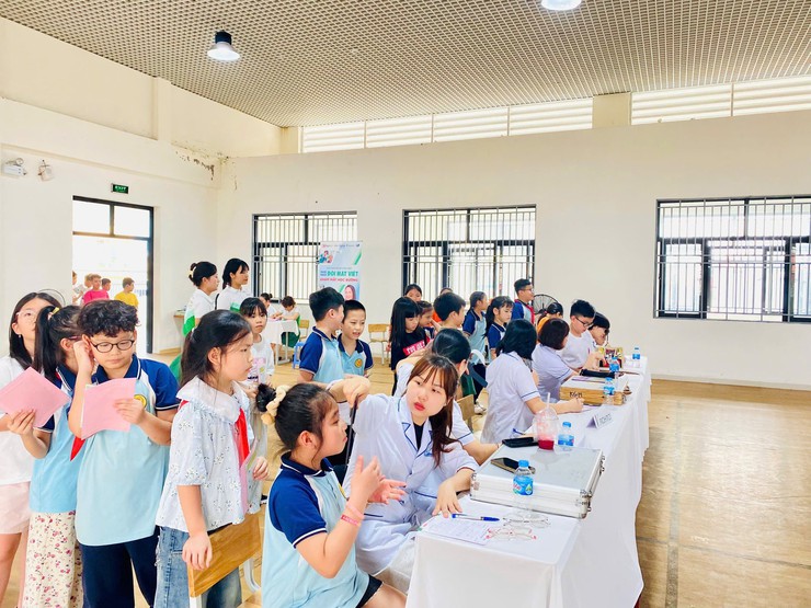 HÀNH TRÌNH CHĂM SÓC "CỬA SỔ TÂM HỒN" TẠI TIỂU HỌC VĂN CHƯƠNG- Ảnh 9.