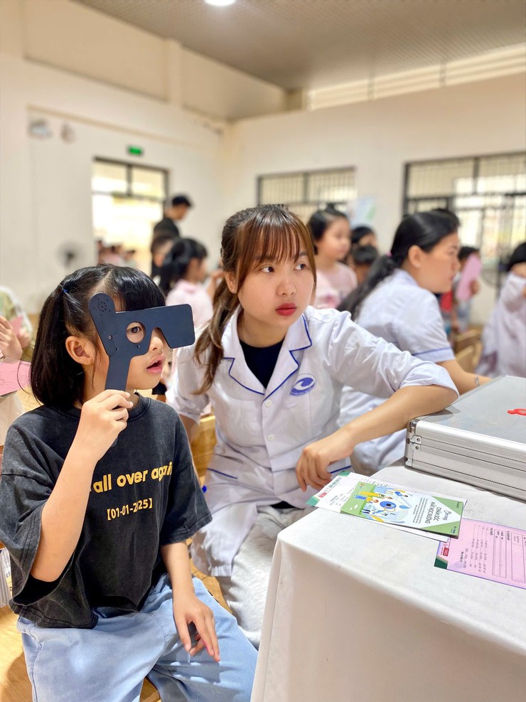 HÀNH TRÌNH CHĂM SÓC "CỬA SỔ TÂM HỒN" TẠI TIỂU HỌC VĂN CHƯƠNG- Ảnh 6.