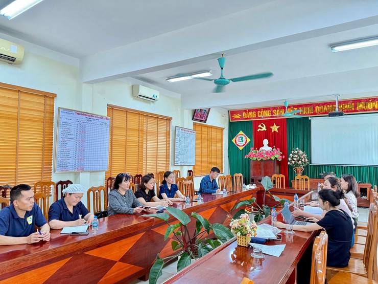 TĂNG CƯỜNG KIỂM TRA, GIÁM SÁT AN TOÀN THỰC PHẨM TẠI BẾP ĂN TRƯỜNG HỌC - QUYẾT KHÔNG ĐỂ THỰC PHẨM BẨN LEN LỎI- Ảnh 1.