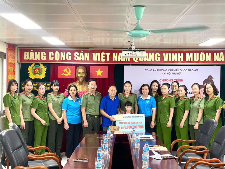 LAN TỎA YÊU THƯƠNG TỪ CHƯƠNG TRÌNH “MẸ ĐỠ ĐẦU” TẠI PHƯỜNG VĂN MIẾU – QUỐC TỬ GIÁM- Ảnh 3.