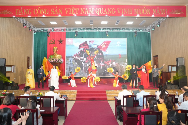 Thanh Oai khen thưởng 212 tập thể, cá nhân có thành tích xuất sắc trong công tác bầu cử- Ảnh 1.