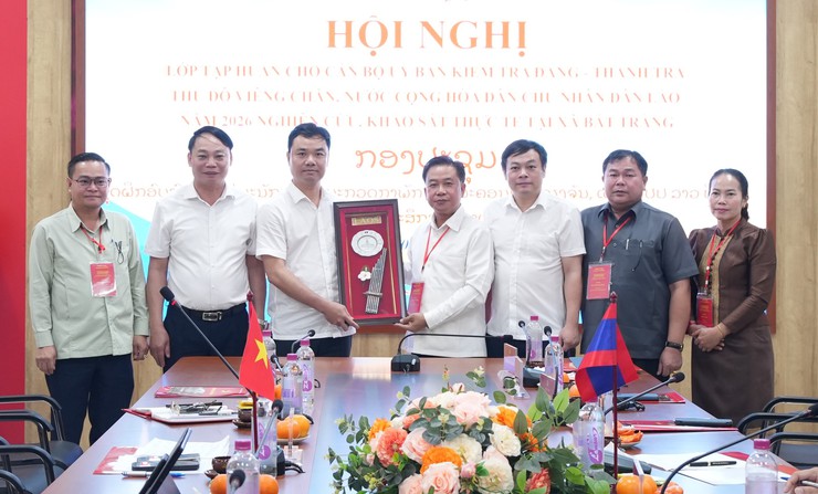 Bát Tràng trao đổi kinh nghiệm công tác kiểm tra, giám sát với Đoàn UBKT Đảng – Thanh tra Thủ đô Viêng Chăn- Ảnh 4.