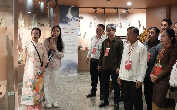 Bát Tràng trao đổi kinh nghiệm công tác kiểm tra, giám sát với Đoàn UBKT Đảng – Thanh tra Thủ đô Viêng Chăn- Ảnh 8.