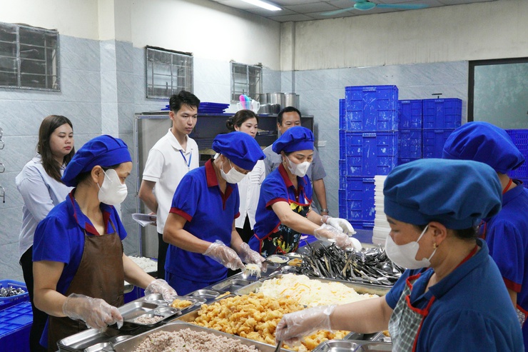 Nguồn thực phẩm cung cấp vào 06 trường Tiểu học của phường Chương Mỹ đều được kiểm soát hàng ngày- Ảnh 14.