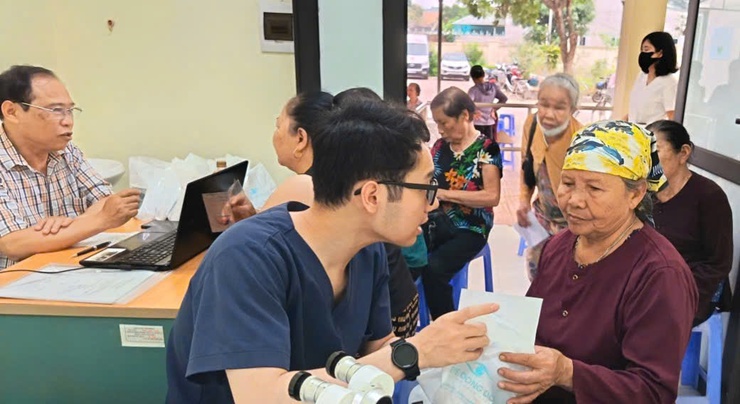 Gần 500 người dân xã Đoài Phương được khám mắt miễn phí- Ảnh 1.