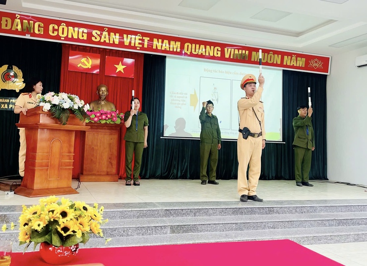 Công an xã Phúc Lộc tập huấn kỹ năng điều tiết giao thông cho lực lượng an ninh cơ sở- Ảnh 2.