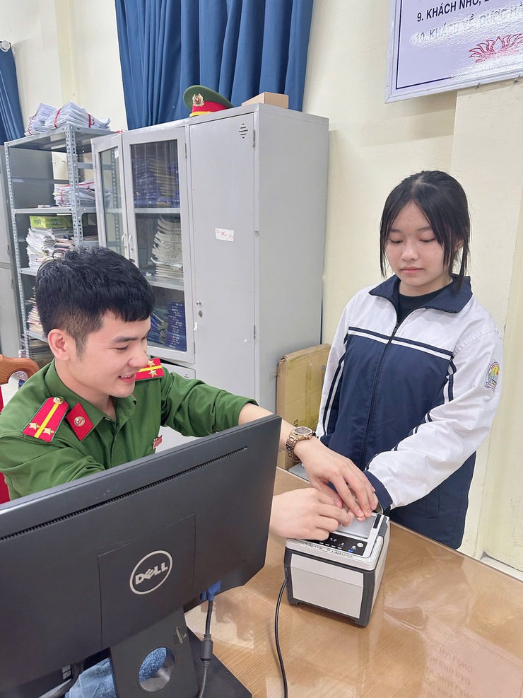 Công an xã Phúc Lộc tích cực thu nhận tài khoản định danh điện tử và cấp thẻ Căn cước cho công dân- Ảnh 2.