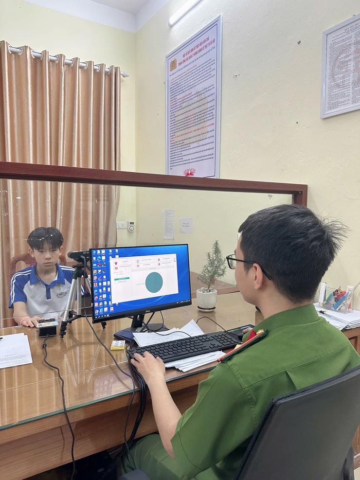 Công an xã Phúc Lộc tích cực thu nhận tài khoản định danh điện tử và cấp thẻ Căn cước cho công dân- Ảnh 1.