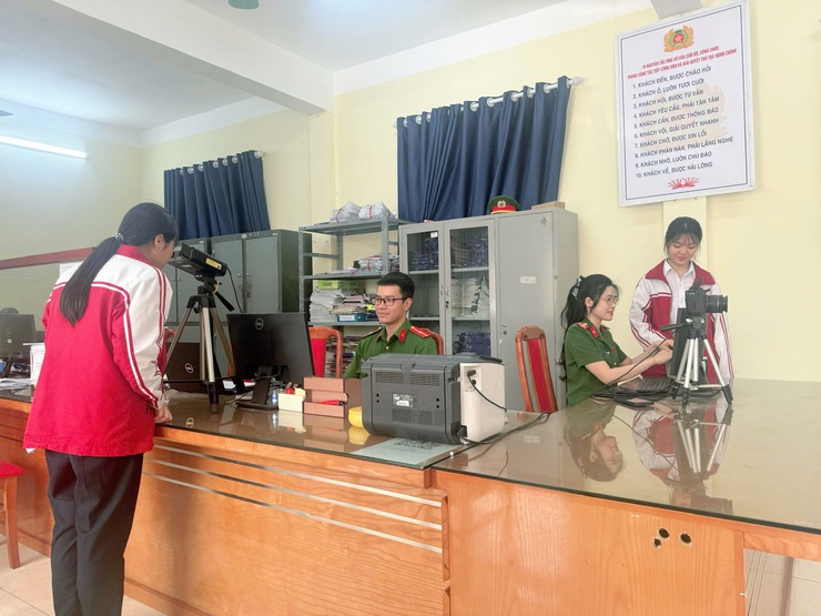 Công an xã Phúc Lộc tích cực thu nhận tài khoản định danh điện tử và cấp thẻ Căn cước cho công dân- Ảnh 3.