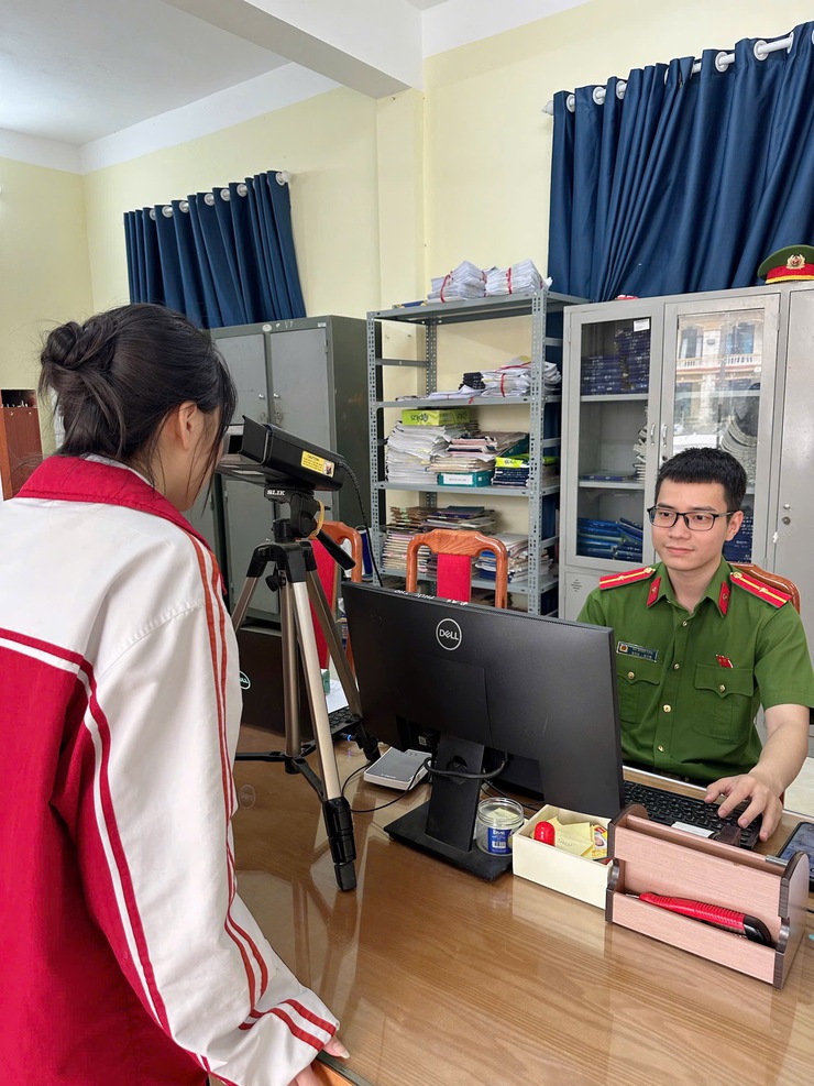 Công an xã Phúc Lộc tích cực thu nhận tài khoản định danh điện tử và cấp thẻ Căn cước cho công dân- Ảnh 4.