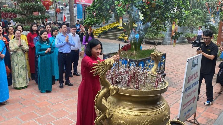 Nữ đại biểu Quốc Hội khoá XVI và nữ đại biểu Hội đồng nhân dân thành phố Hà Nội dâng hương tại đền thờ Hoàng Thái hậu Ỷ Lan- Ảnh 3.