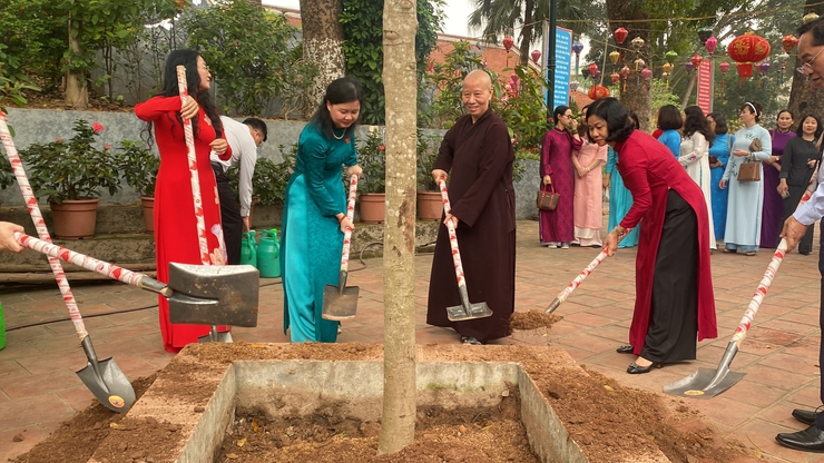 Nữ đại biểu Quốc Hội khoá XVI và nữ đại biểu Hội đồng nhân dân thành phố Hà Nội dâng hương tại đền thờ Hoàng Thái hậu Ỷ Lan- Ảnh 5.