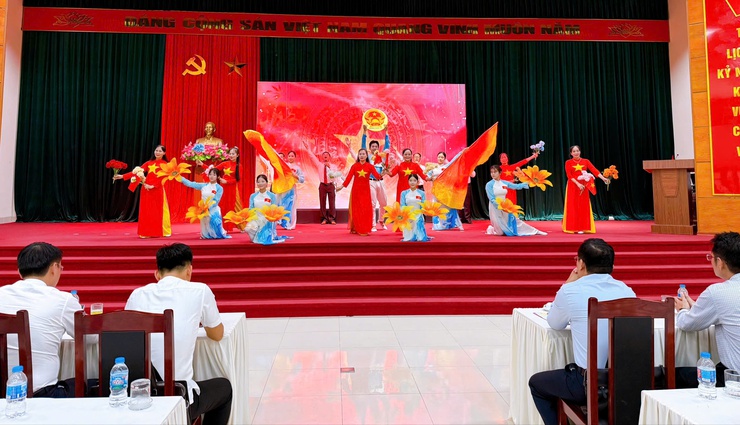 Thanh Liệt: Khen thưởng 19 tập thể và 156 cá nhân có thành tích xuất sắc trong công tác bầu cử- Ảnh 2.