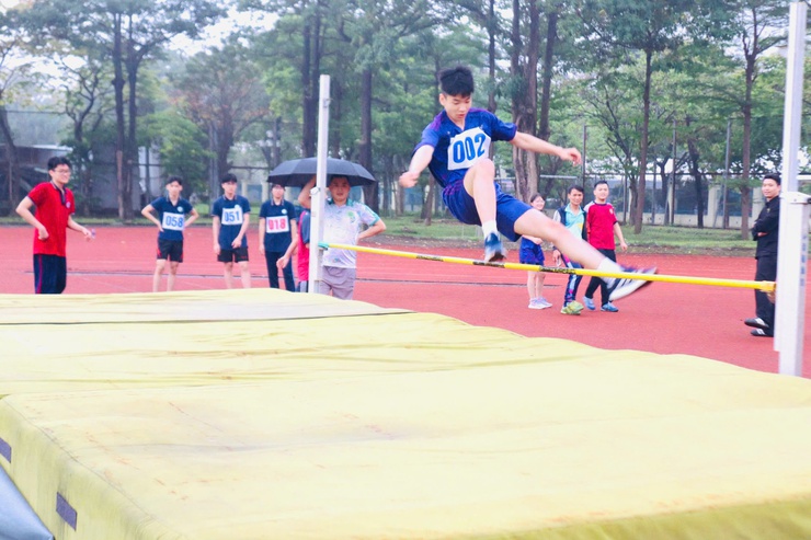 Hơn 166 vận động viên tham gia thi đấu môn Điền Kinh tại Giải thể thao học sinh phổ thông phường Từ Liêm

- Ảnh 1.