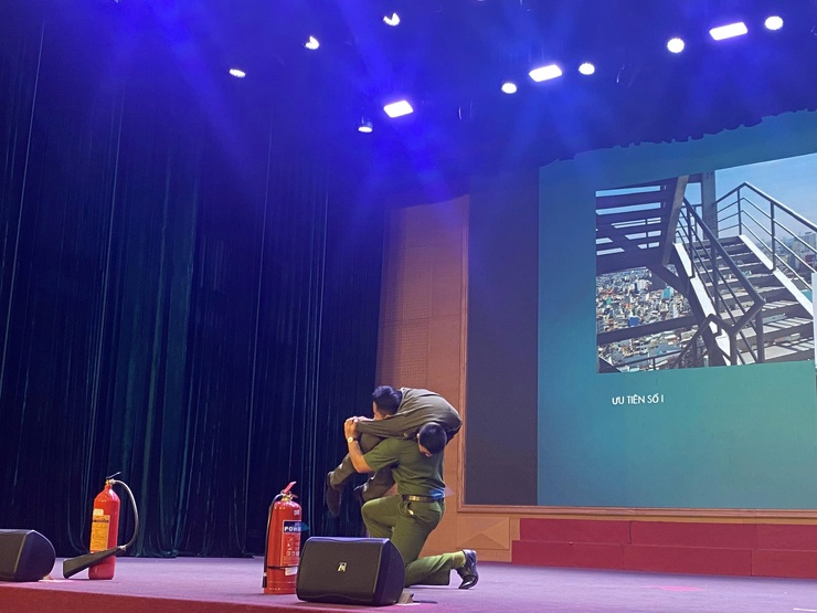 Công an phường Thanh Xuân tổ chức Hội nghị tuyên truyền, tập huấn nghiệp vụ PCCC và CNCH cho lực lượng tham gia bảo vệ an ninh trật tự ở cơ sở- Ảnh 2.