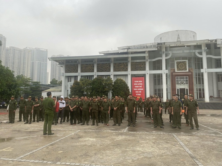 Công an phường Thanh Xuân tổ chức Hội nghị tuyên truyền, tập huấn nghiệp vụ PCCC và CNCH cho lực lượng tham gia bảo vệ an ninh trật tự ở cơ sở- Ảnh 4.