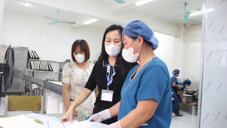 Nguồn thực phẩm cung cấp vào 06 trường Tiểu học của phường Chương Mỹ đều được kiểm soát hàng ngày- Ảnh 1.