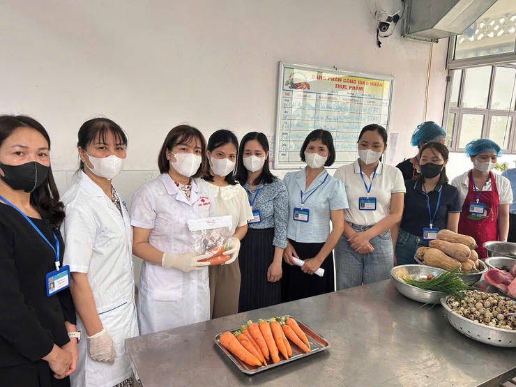 Trạm Y tế xã Kiều Phú Chủ động kiểm tra, lấy mẫu bảo đảm an toàn thực phẩm trong trường học- Ảnh 4.