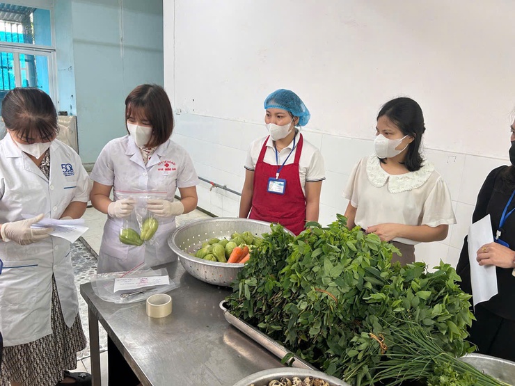 Trạm Y tế xã Kiều Phú Chủ động kiểm tra, lấy mẫu bảo đảm an toàn thực phẩm trong trường học- Ảnh 1.