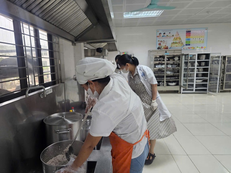 Trạm Y tế xã Kiều Phú Chủ động kiểm tra, lấy mẫu bảo đảm an toàn thực phẩm trong trường học- Ảnh 2.