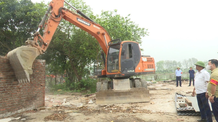 Xã Tây Phương hoàn thành cưỡng chế thu hồi đất đợt 3 thực hiện dự án Cụm công nghiệp làng nghề Hữu Bằng- Ảnh 1.